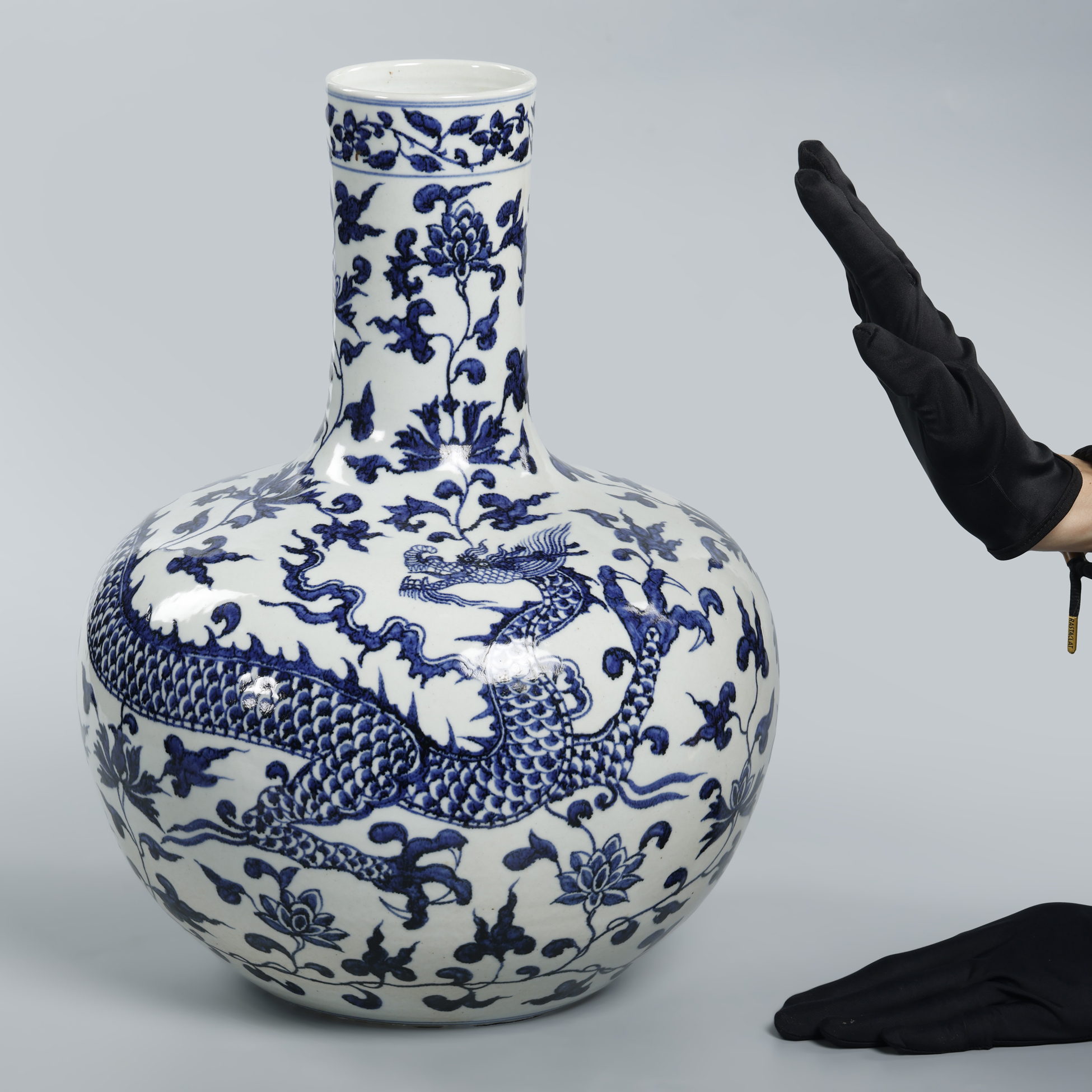 瘋了古陶瓷青花纏枝龍紋天球瓶(EH-IAAI11) NG - 補破網藝術文物拍賣